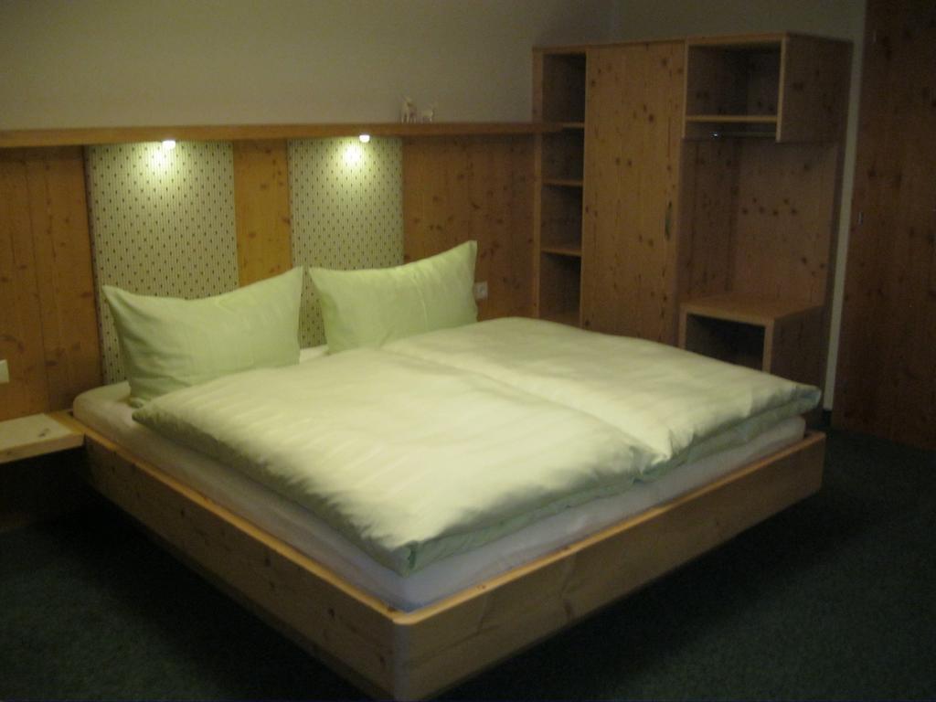 Gästehaus Sahler Gaschurn Zimmer foto